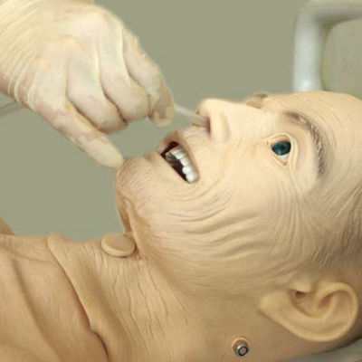 Mannelijke oudere verpleegkundige dummy voor medische hogescholen katheterisatie functie training ook
