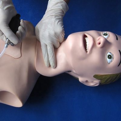 Professionele intubatie en zuigtrainingspop met verpleegkundige functie