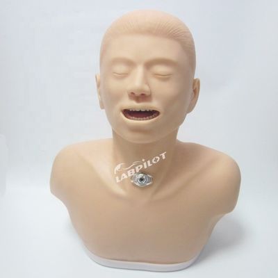 Verpleegkundig mannetje met zuigtrainingsfunctie Volwassenen tracheostomie Zorg en zuig