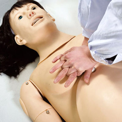Geboorteopleidingspop voor realistische noodsimulaties van moeders en neonaten