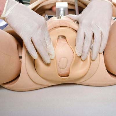 Geboorteopleidingspop voor realistische noodsimulaties van moeders en neonaten