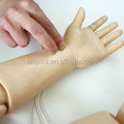 Pediatrische zorg Eenjarig kind Verpleegkunde en CPR Mannequin voor levensreddende opleiding