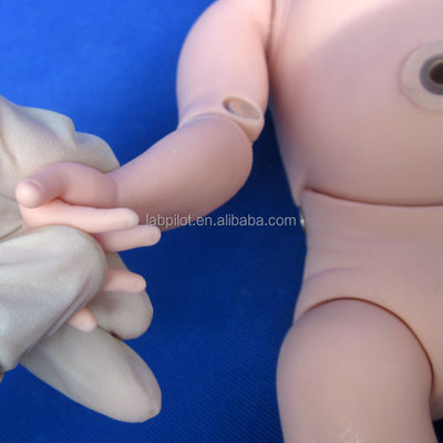Nieuwgeboren baby meisje verpleegkunst mannetje essentieel voor babyzorg opleiding in de verpleegkundige school